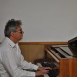 Magyar Csaba zongorán játszik