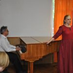 Magyar Csaba zongorán kísér, Flamich Mária énekel